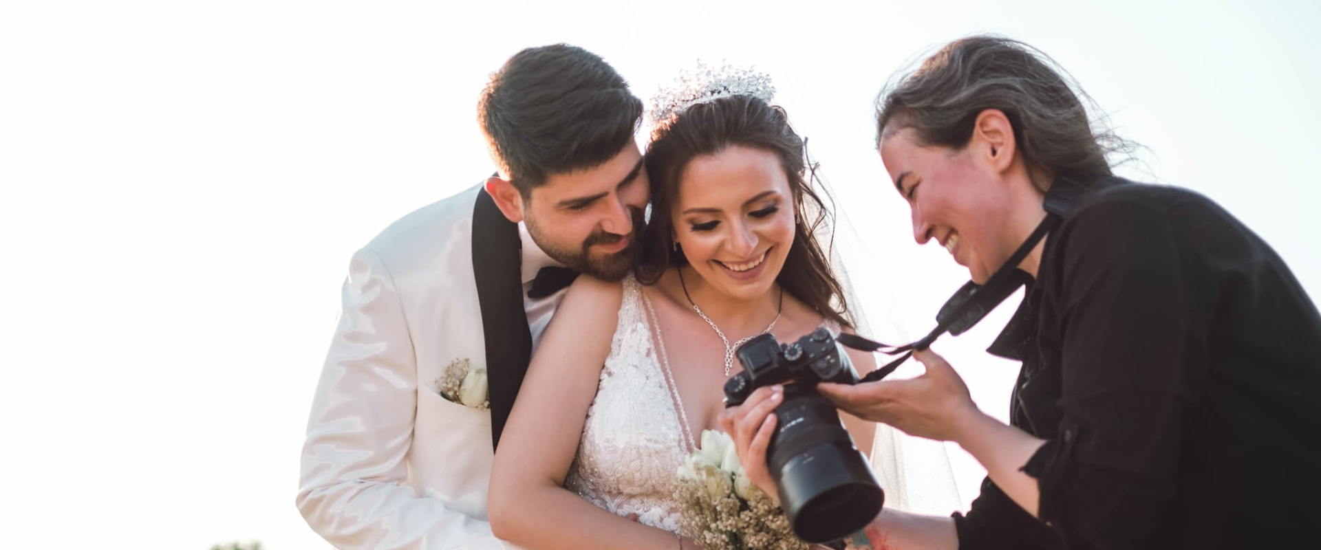 How Many Photos Should a Wedding Photographer Give to Their Clients?